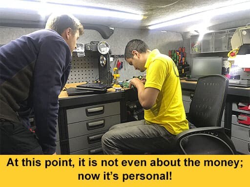 car-keys-solutions-technician-working-late